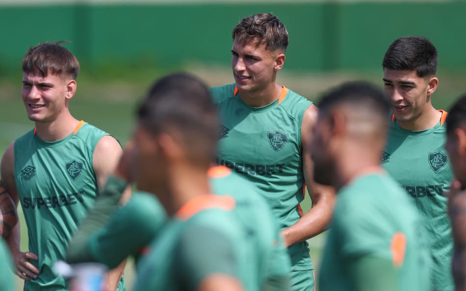 Bernal entre Lavega e Lezcano em treino do Fluminense