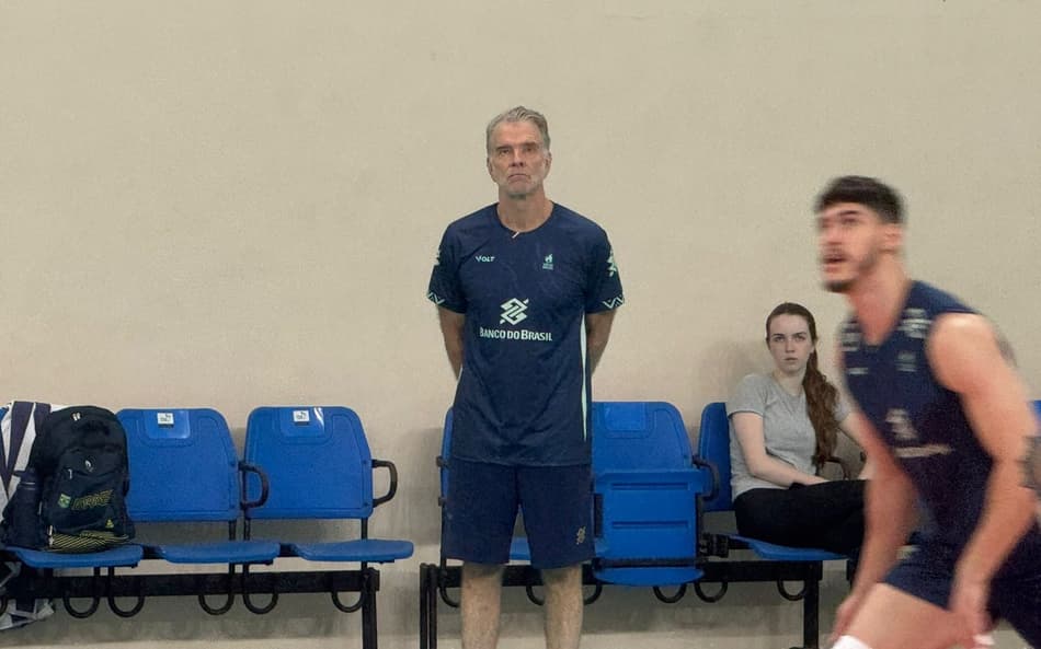 Técnico Bernardinho no treino da Seleção Brasileira masculina de vôlei (foto: Kauhan Fiaux)