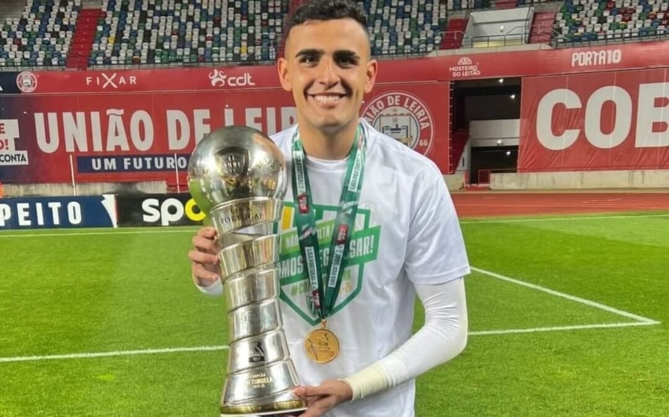 Bernardo Fontes com o troféu conquistado com o Tondela da segunda divisão portuguesa