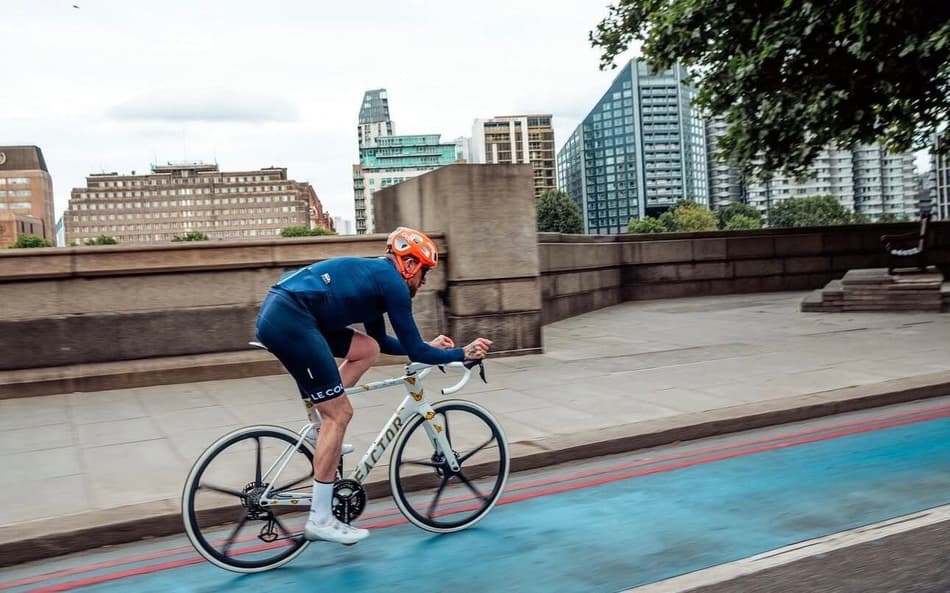 Bradley Wiggins usando o ciclismo como forma de terapia após aposentadoria (Foto: Reprodução/ Redes Sociais)