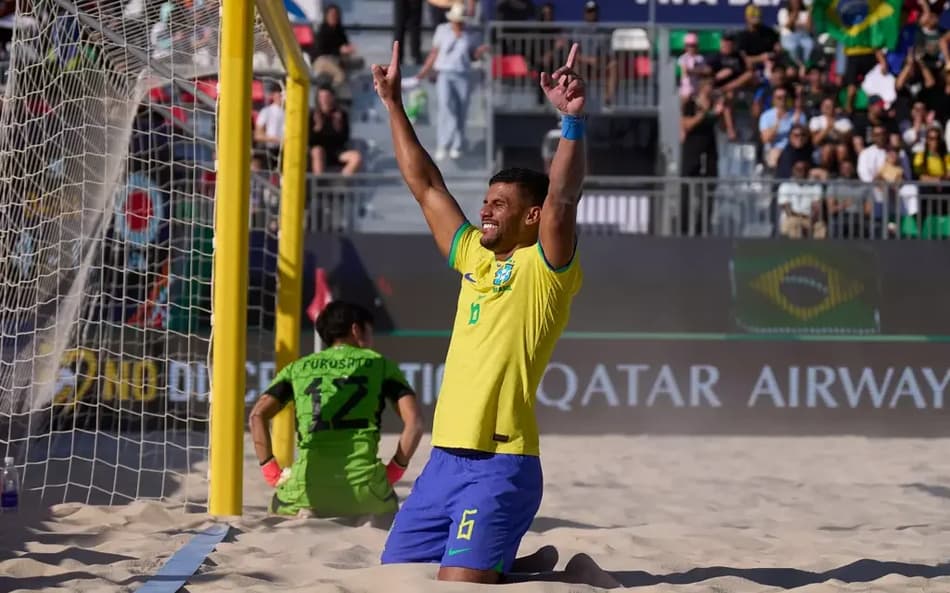O ala Brendo comemora um de seus gols com a camisa da seleção brasileira de futebol de areia (arquivo)