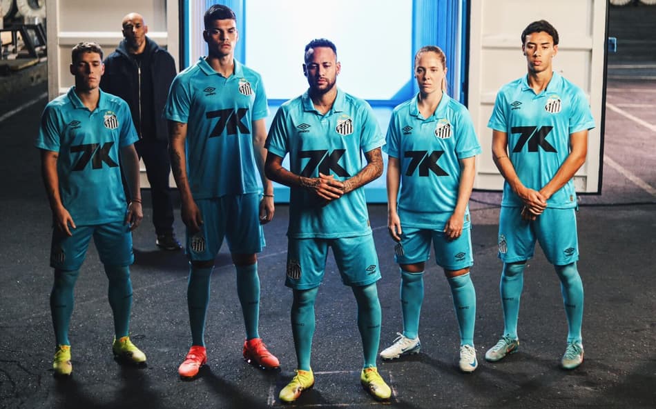 Santos relança uniforme azul com a Umbro. Modelo marcou a geração de Neymar pelo Peixe. A camisa foi usada pela primeira vez em 2012, no centenário do clube. (Foto: Divulgação/ Santos FC)