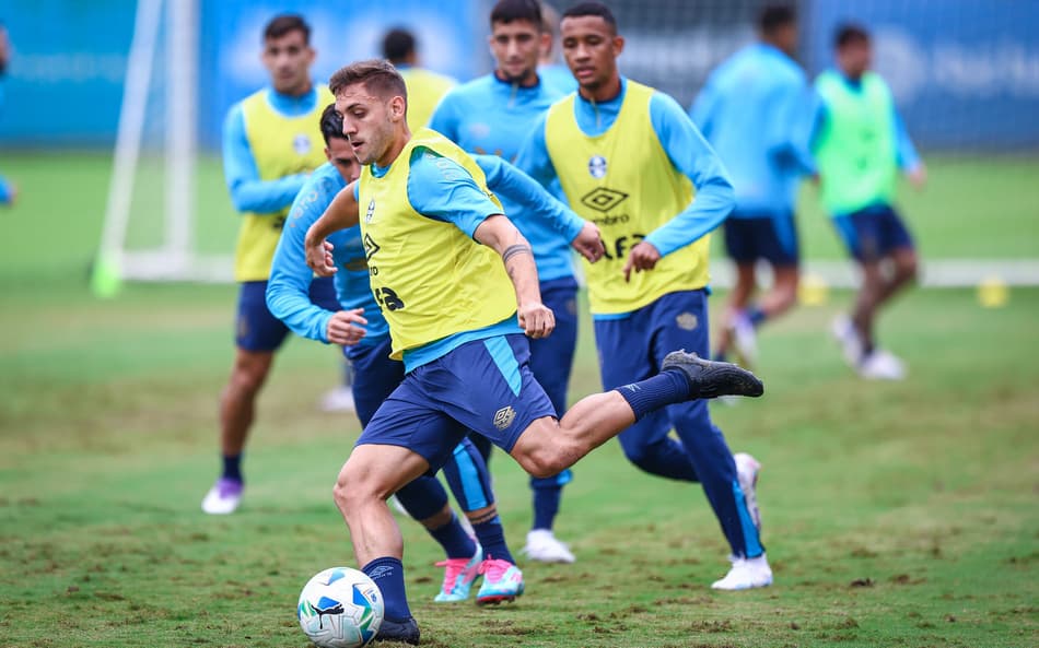 Camilo com a bola em treinamento do Grêmio. (Foto: Lucas Uebel/Grêmio FBPA)