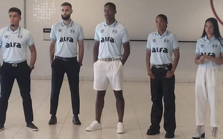 Jogadores do Grêmio posam para fotos com a nova segunda camiseta do Tricolor Gaúcho. (Foto: Reprodução/X)