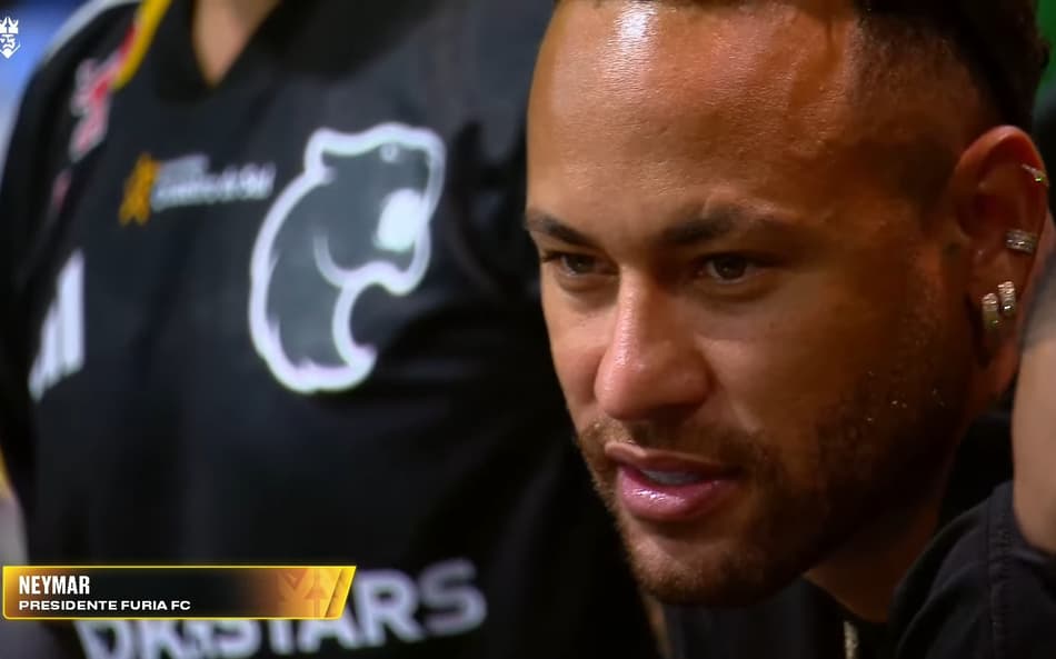 Neymar acompanha partida da Kings League (Foto: Reprodução/PodPah)