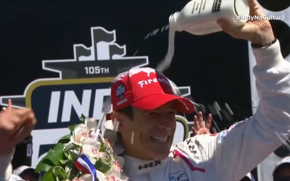 Helio Castroneves comemorando a vitória em 2021 (Foto: Reprodução)