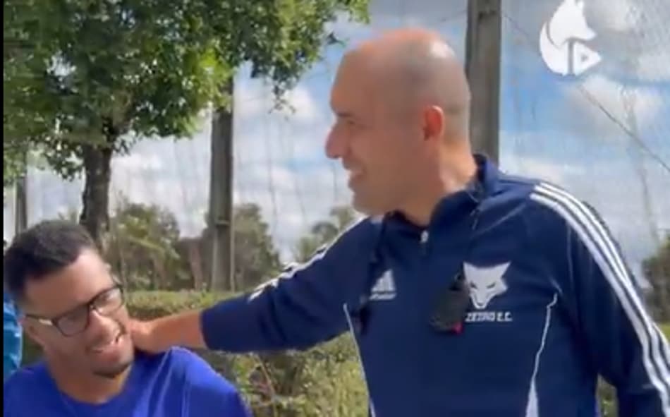 Nadador paralímpico Gabrielzinho com o técnico do Cruzeiro, Leonardo Jardim (Foto: Reprodução X/Cruzeiro)