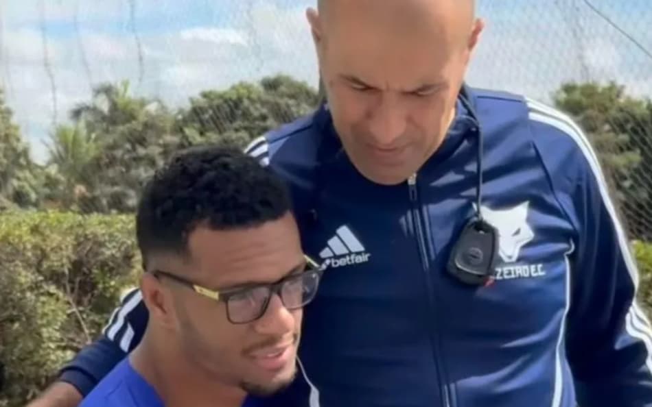 Nadador paralímpico Gabrielzinho com o técnico do Cruzeiro, Leonardo Jardim (Foto: Reprodução X/Cruzeiro)