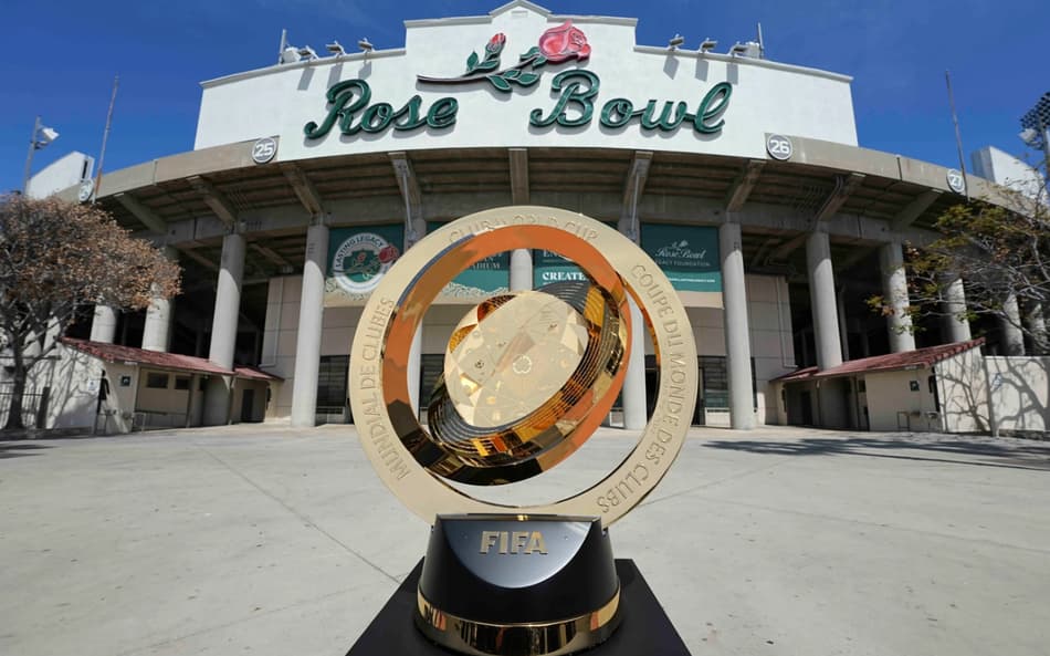 Troféu do Mundial de Clubes da Fifa é exposto no Rose Bowl Stadium (Foto: Reprodução)