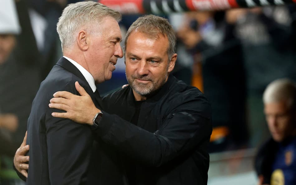 Carlo Ancelotti e Hansi Flick antes de Real Madrid 0x4 Barcelona por La Liga