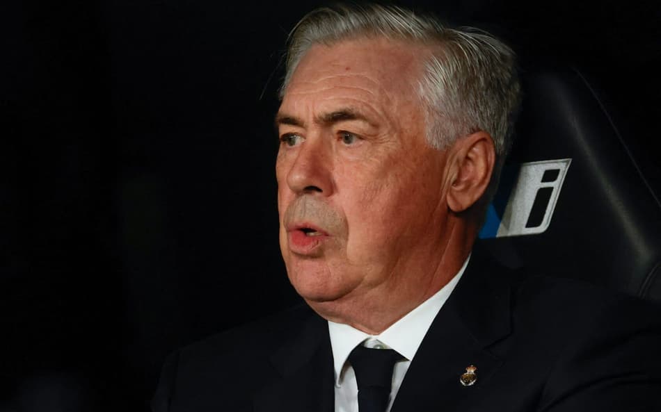 Carlo Ancelotti no banco do Real Madrid em sua penúltima partida no Santiago Bernabéu