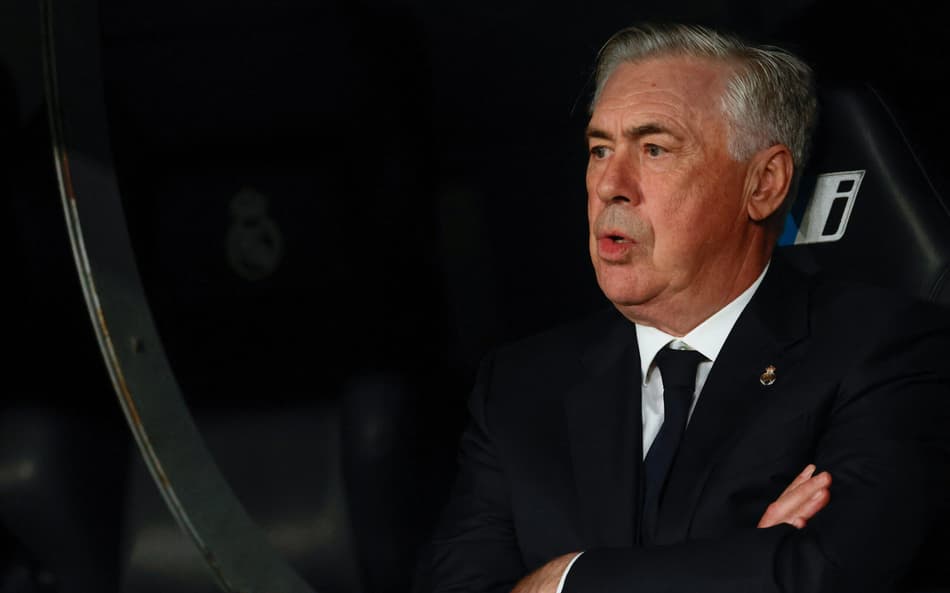 Carlo Ancelotti no banco do Real Madrid em sua penúltima partida no Santiago Bernabéu