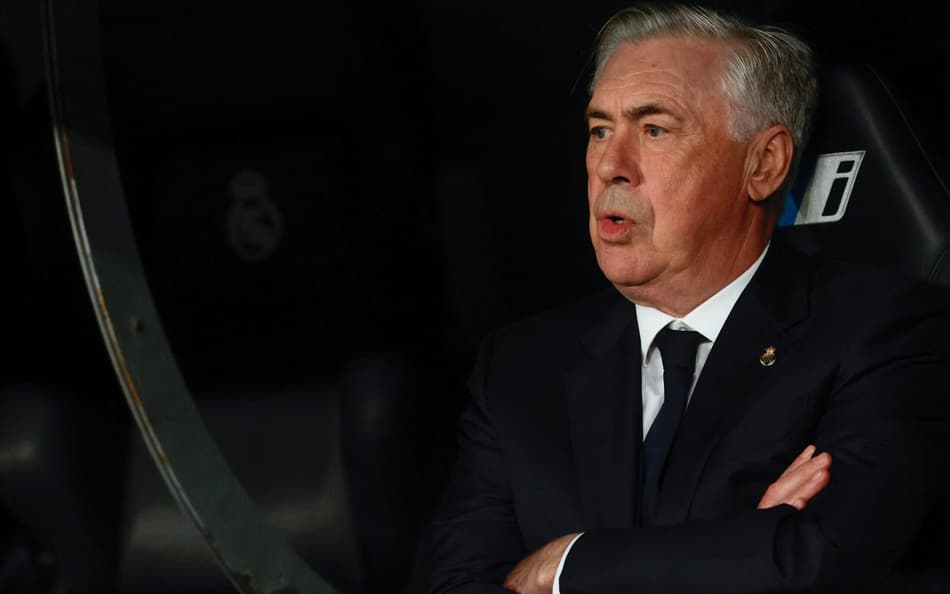 Carlo Ancelotti no banco do Real Madrid em sua penúltima partida no Santiago Bernabéu