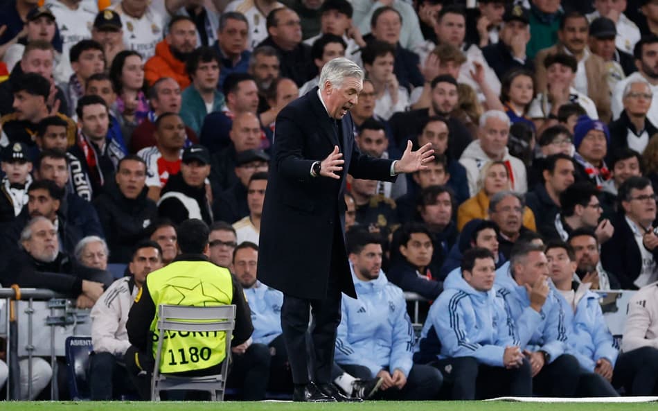 Carlo Ancelotti reage durante derrota do Real Madrid para o Arsenal, na Champions League