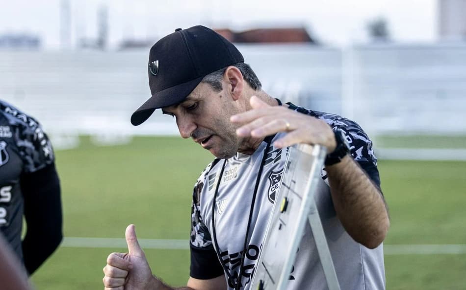 Léo Condé, técnico do Ceará, durante treino (Foto: Gabriel Silva/Ceará SC)