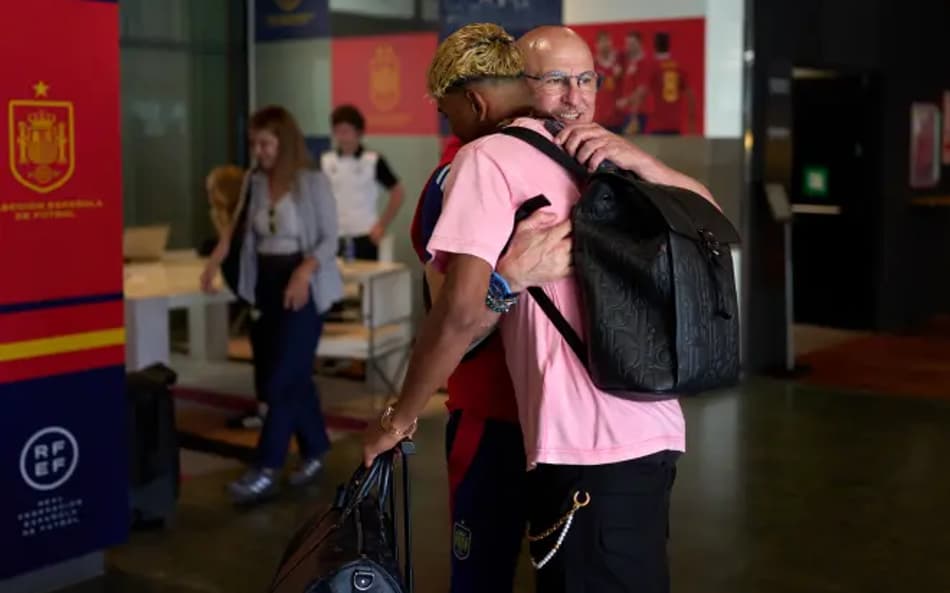 Chegada dos jogadores espanhóis em Las Rozas (Foto: Ángel Martínez/RFEF)