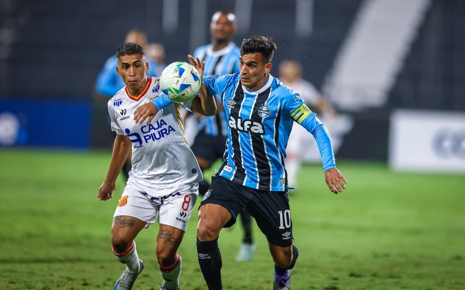Cristaldo em disputa de bola no empate do Grêmio com o Atlético Grau-PER. (Foto: Lucas Uebel/Grêmio FBPA)