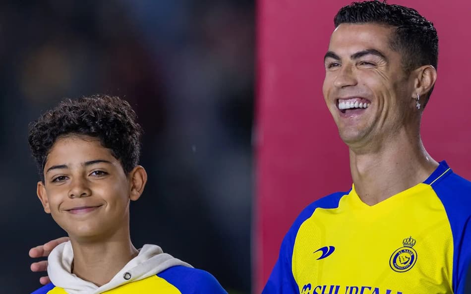 Cristiano Ronaldo e seu filho durante apresentação do Al-Nassr