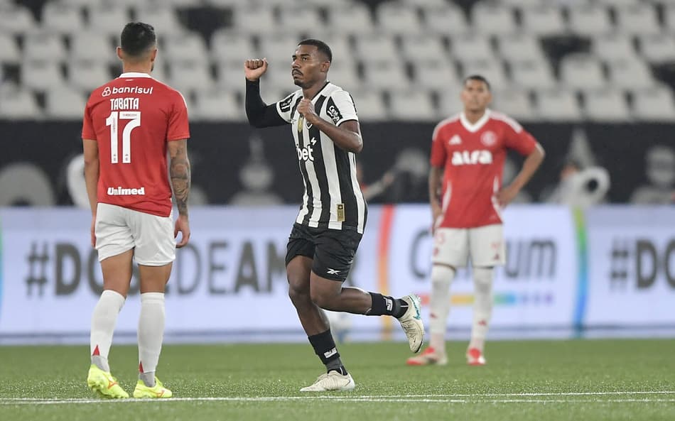Cuiabano comemora gol na goleada do Botafogo sobre o Internacional. (Foto: Thiago Ribeiro/AGIF)