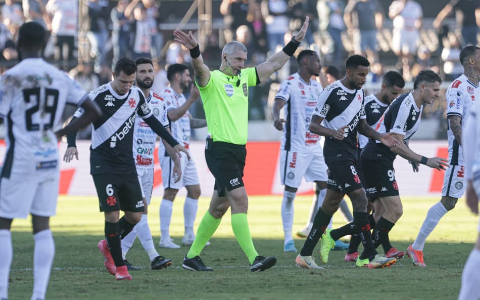 Operário x Vasco: comentarista de arbitragem detona VAR após decisão polêmica de Daronco