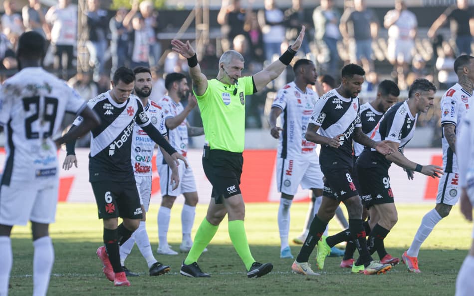 Decisão de Daronco vira polêmica em Operário x Vasco: ‘Vergonha’