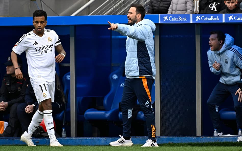 Davide Ancelotti orienta jogadores do Real Madrid na vitória sobre o Alavés, pela La Liga