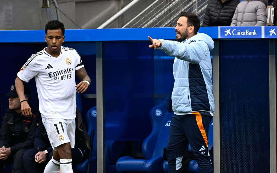 Davide Ancelotti orienta jogadores do Real Madrid na vitória sobre o Alavés, pela La Liga