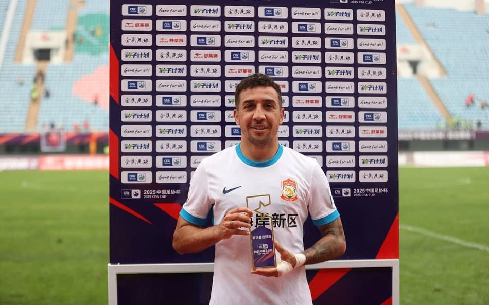 Davidson com o prêmio de melhor jogador da partida após vitória do Qingdao West Coast na Copa da China