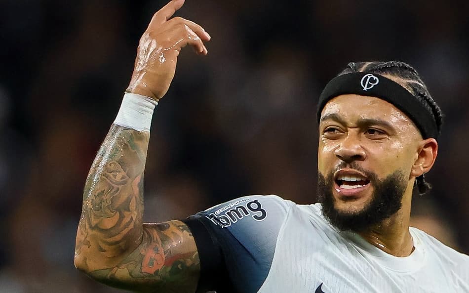 Memphis Depay comemora gol no jogo do Corinthians contra o Bahia