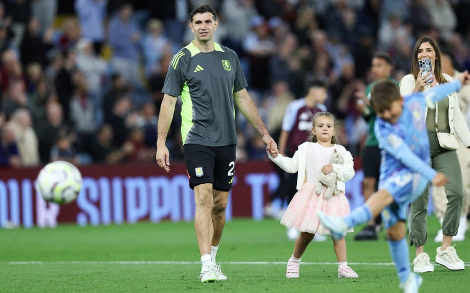 Dibu Martínez ao lado de sua filha após a vitória do Aston Villa sobre o Tottenham, pela Premier League