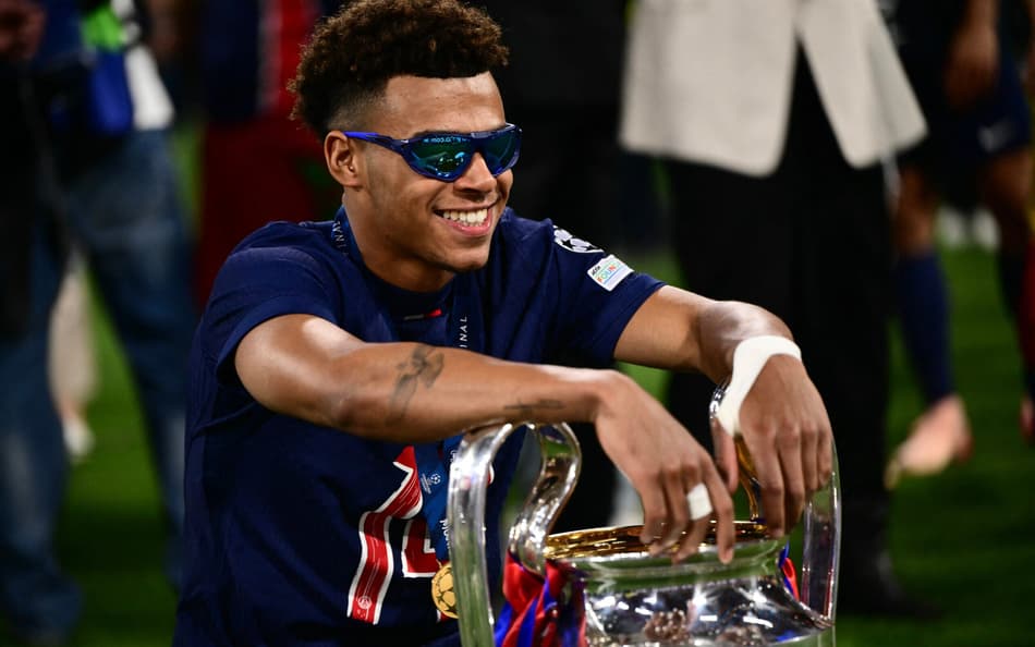 Doué posa para foto com troféu da Champions League do PSG