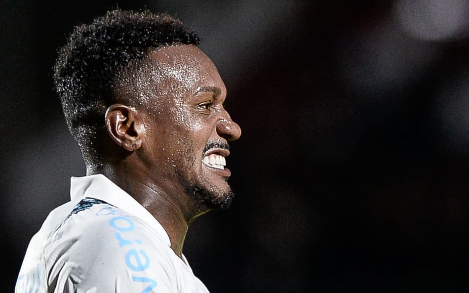Edenílson se lamenta em jogo do Grêmio. (Foto: Jhony Pinho/AGIF)