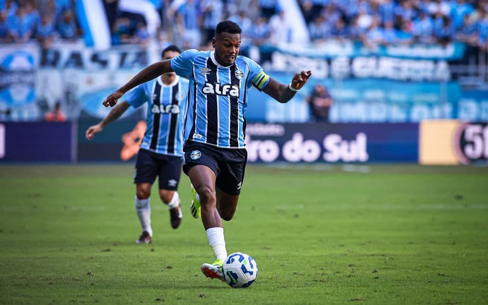 Edenilson com a bola durante a vitória do Grêmio sobre o Santos. (Foto: Maxi Franzoi/AGIF)