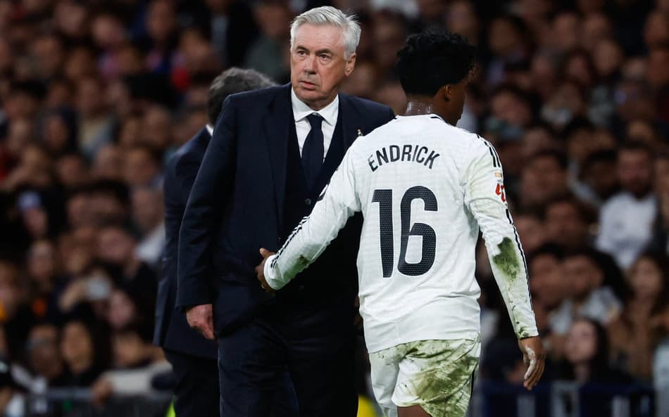Endrick cumprimenta Ancelotti ao ser substituído em Real Madrid x Mallorca, pela La Liga