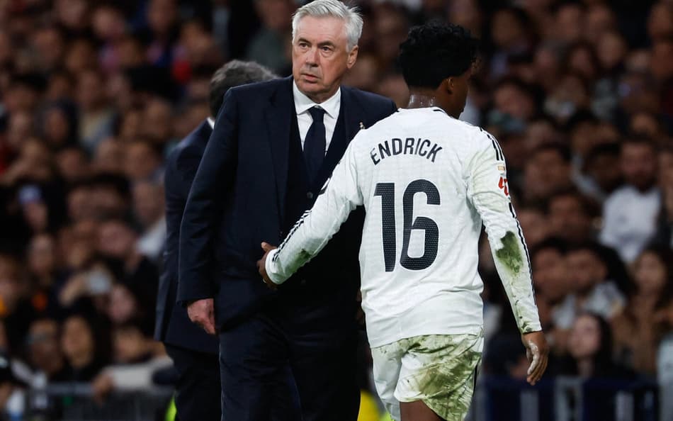 Endrick cumprimenta Ancelotti ao ser substituído em Real Madrid x Mallorca, pela La Liga