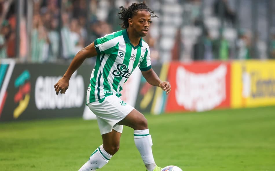 Ênio com a bola em jogo do Juventude no Campeonato Gaúcho. (Foto: Luiz Erbes/EC Juventude)