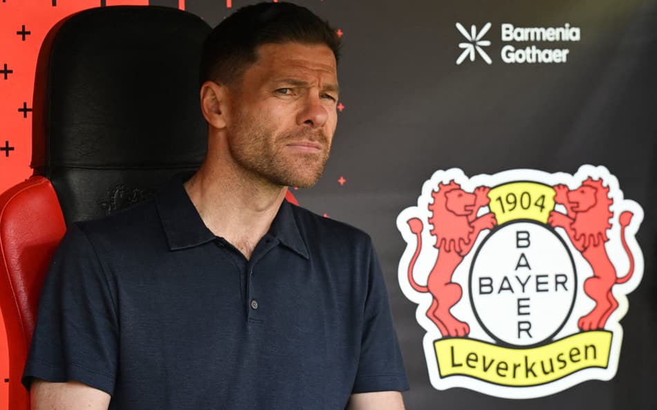 Especulado no Real Madrid, Xabi Alonso ocupa banco do Bayer Leverkusen durante jogo contra o Union Berlin