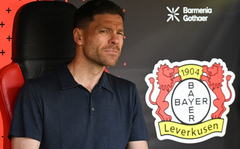 Especulado no Real Madrid, Xabi Alonso ocupa banco do Bayer Leverkusen durante jogo contra o Union Berlin
