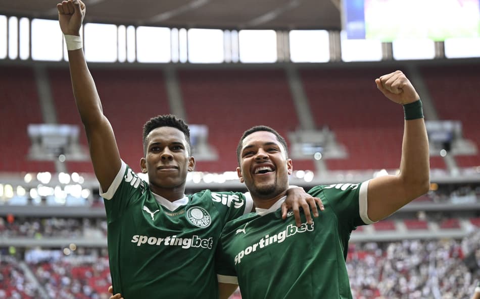 Estevão e Vitor Roque comemoram o gol do Palmeiras sobre o Vasco