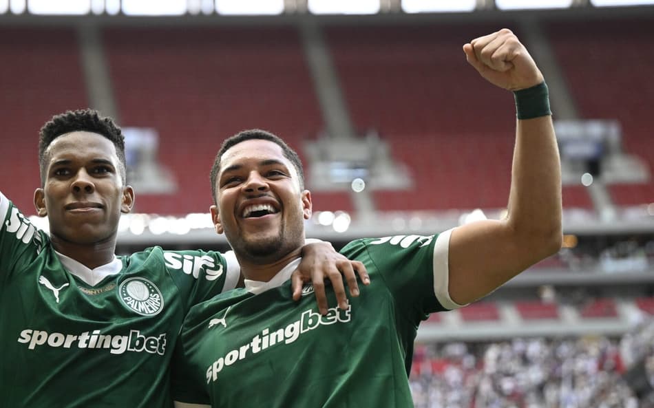 Estevão e Vitor Roque comemoram o gol do Palmeiras sobre o Vasco