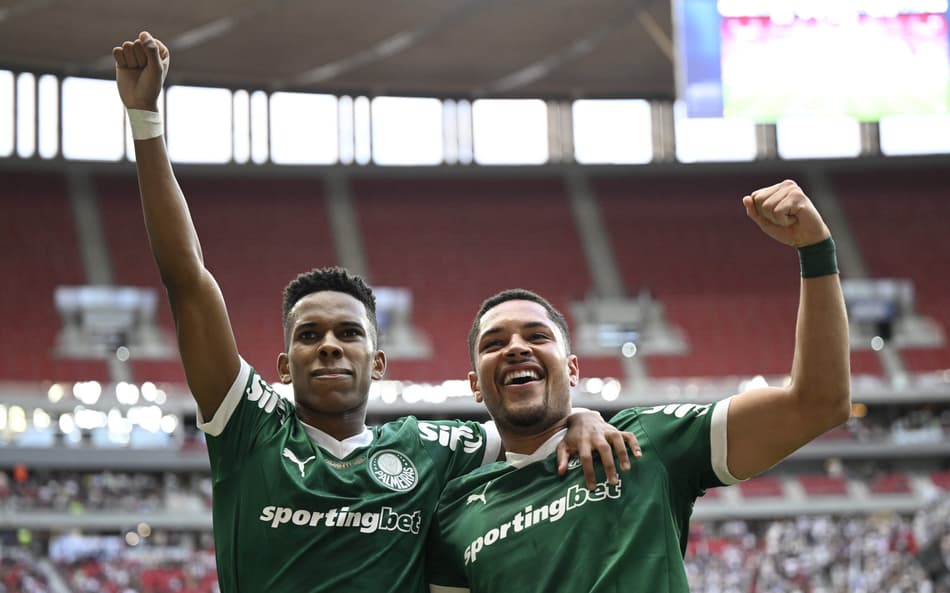 Estevão e Vitor Roque comemoram o gol do Palmeiras sobre o Vasco