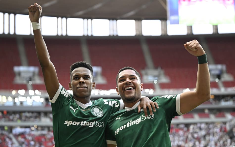 Estevão e Vitor Roque comemoram o gol do Palmeiras sobre o Vasco