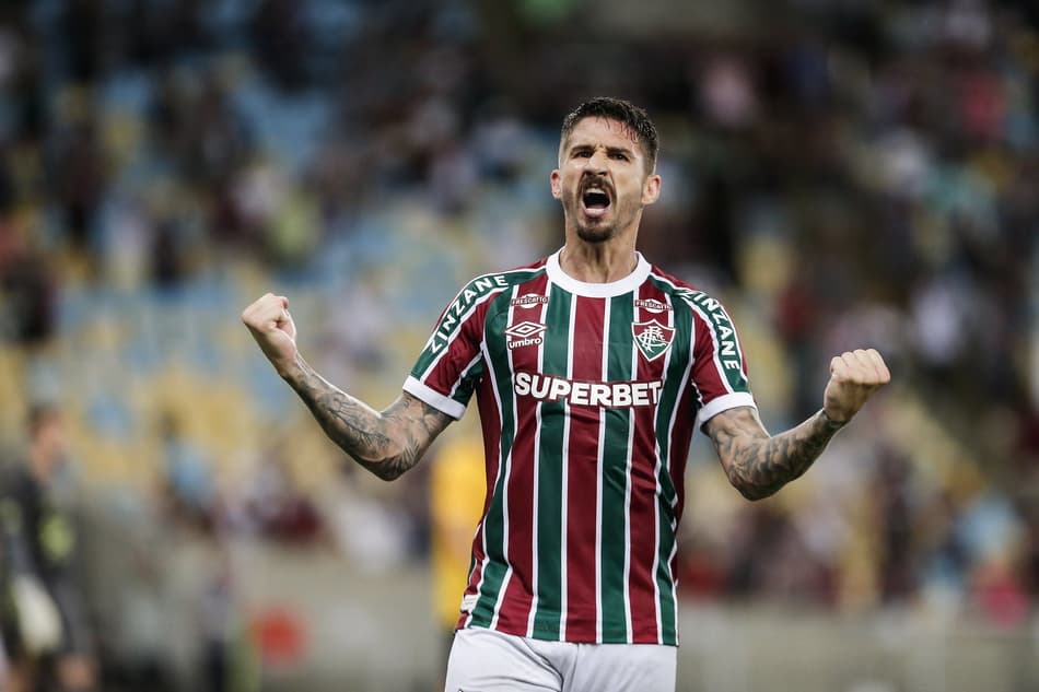 Everaldo comemora seu gol do Fluminense sobre o Sport