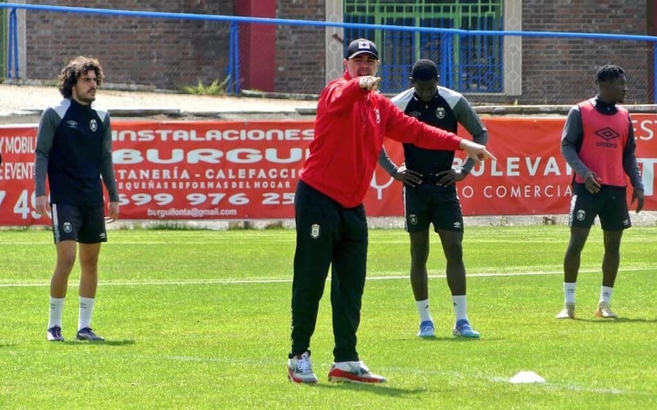 Ex-Barcelona, Víctor Valdés orienta jogadores em treino do Real Ávila