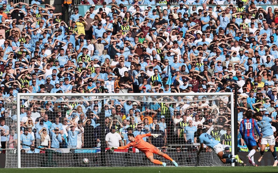 Eze finaliza para marcar o gol da vitória do Crystal Palace sobre o Manchester City, na final da Copa da Inglaterra