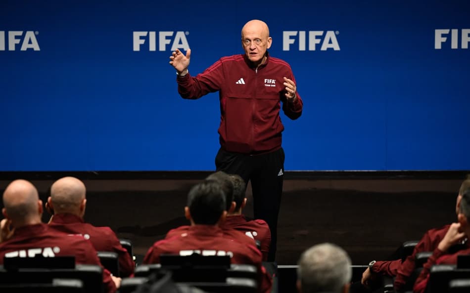 Pierlugi Collina apresenta seminário para árbitros da Fifa (Foto: Fifa/divulgação)
