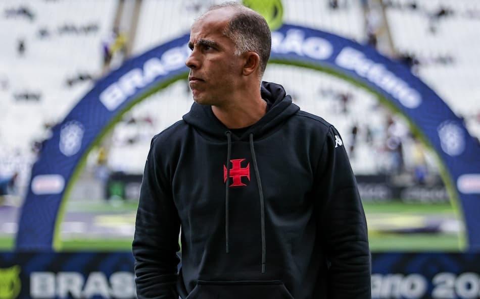 Felipe, treinador do Vasco, concede entrevista coletiva