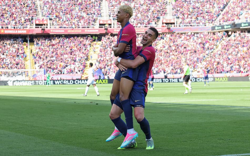 Ferran Torres abraça Lamine Yamal na comemoração do gol do Barcelona sobre o Real Madrid