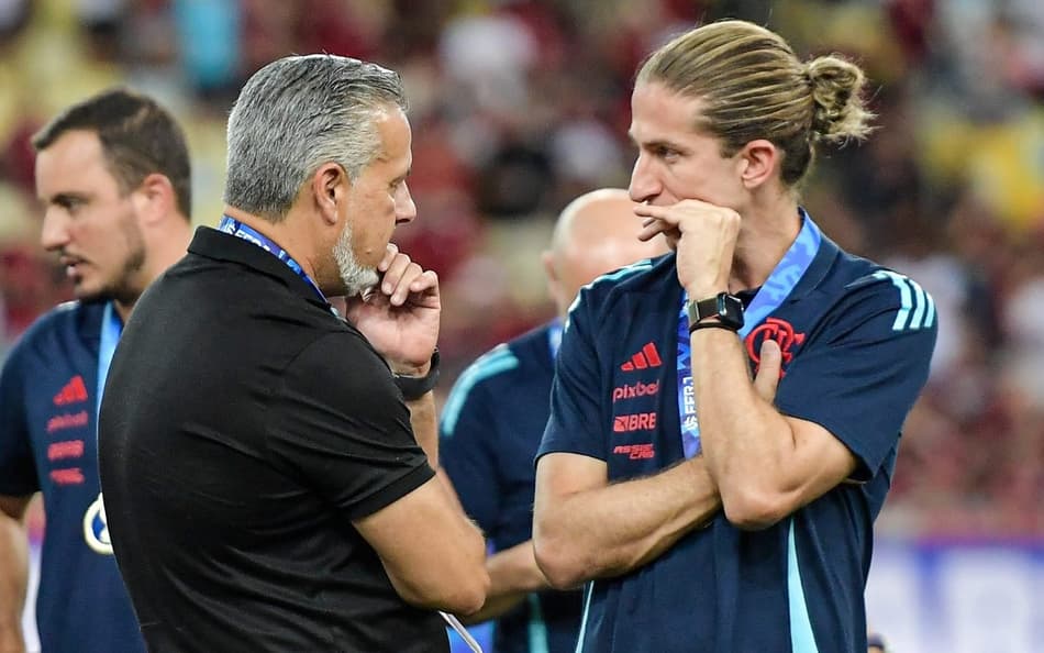 Filipe Luís conversa com José Boto após título do Flamengo na Taça Guanabara