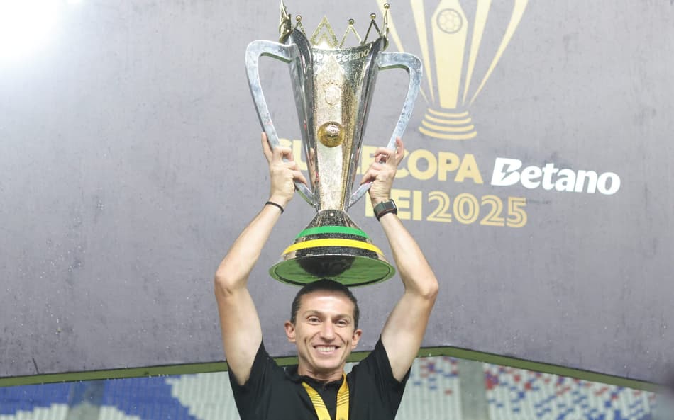 Filipe Luís segura a taça da Supercopa do Brasil